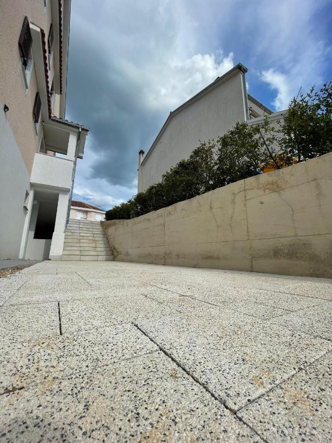 Apartments Fratelli Malinska Buitenkant foto